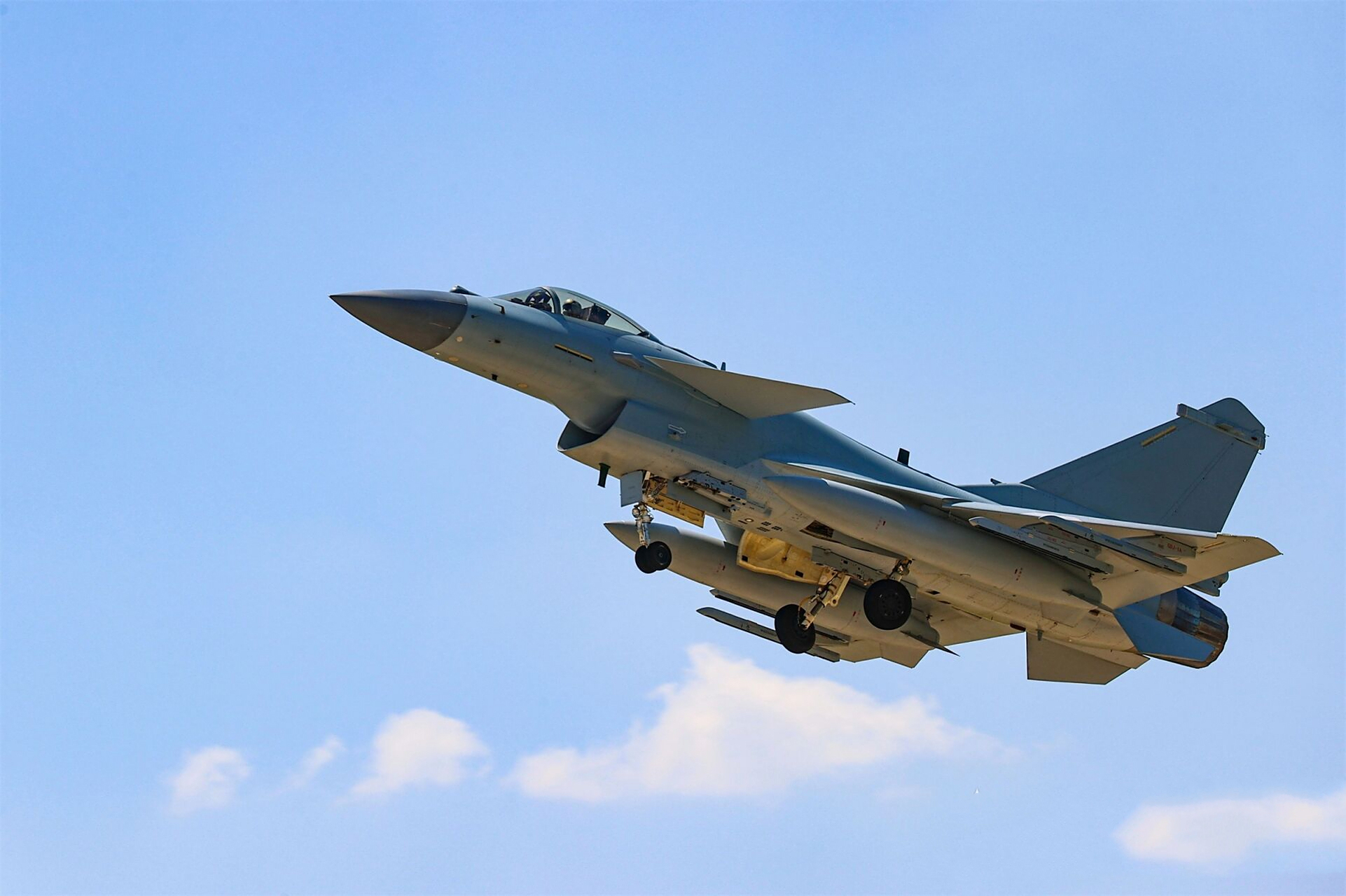 歼-10战机高清大图,壁纸收藏起来!