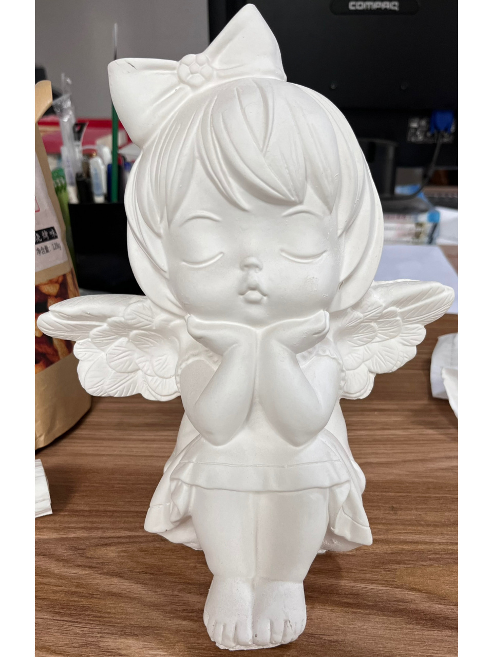 石膏娃娃彩绘最后一步让我后悔了    在网上看到大家画的小天使非常