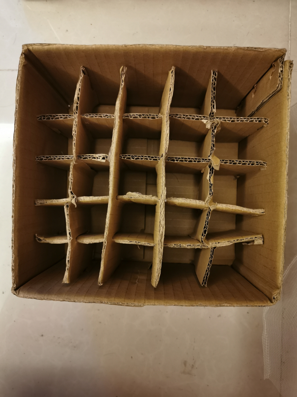 吐丝结茧盒 抓紧时间做了两个盒子, 专门用来让蚕宝宝吐丝结茧的.