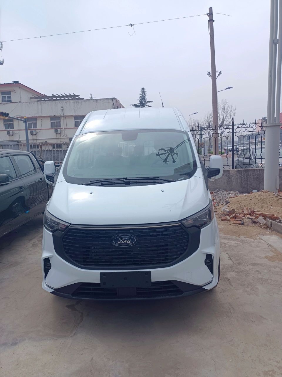 2 2 3座椅布局! 23款福特新全顺商旅版7座中轴中顶柴油国六7座!