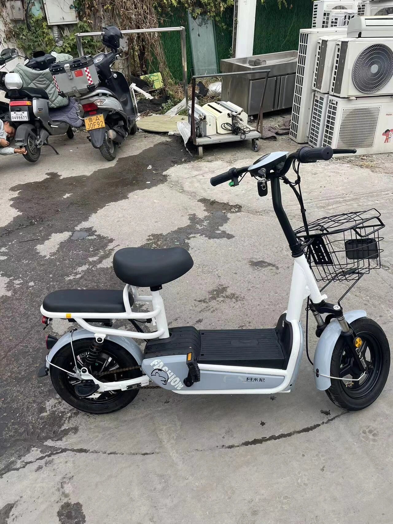 听说出电动车很快~ 阿米尼电动车  48v12a   续航30公里左右没问题