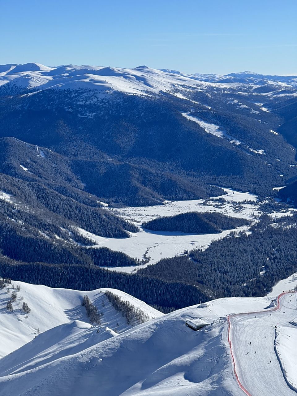 禾木吉克普林滑雪场 禾木吉克普林滑雪场,位于新疆阿勒泰地区喀纳斯