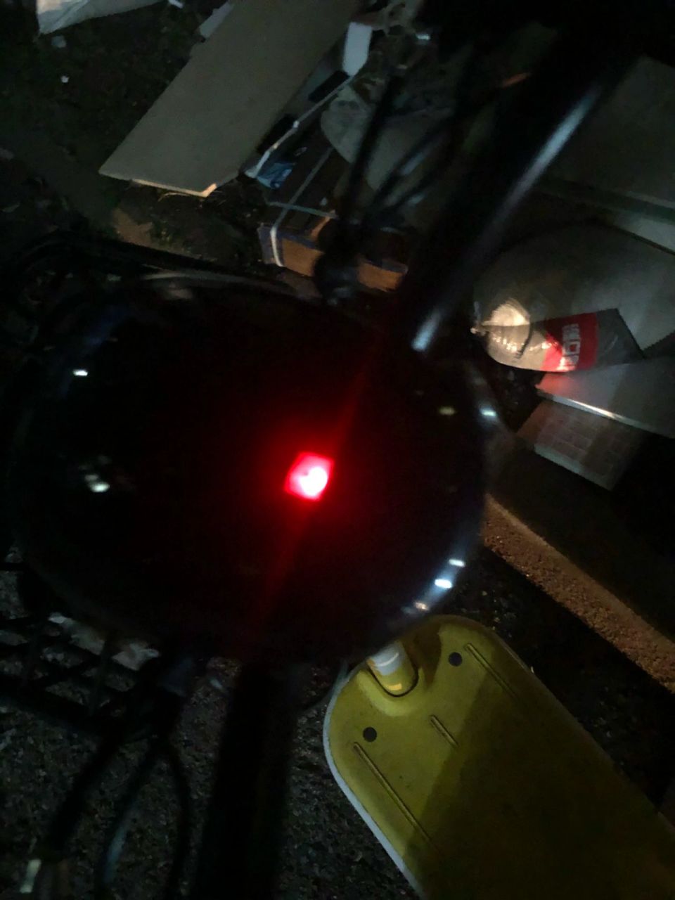 电动车亮红灯什么意思? 并不是没电,才充满的.然后关锁键按了没反应,