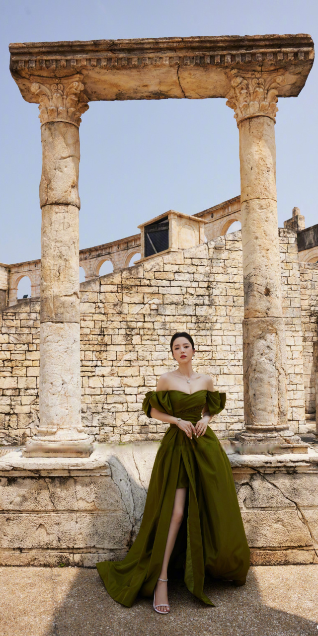 董璇绿意鎏光造型,绿色抹胸裙高级感写真壁纸
