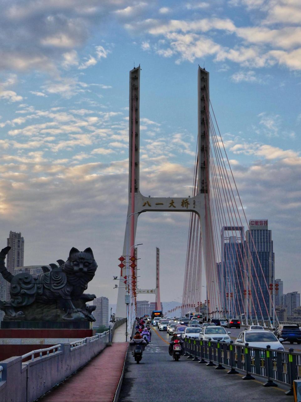 南昌街拍|八一大桥 南昌八一大桥是一座跨越赣江的斜拉索桥,位于江西