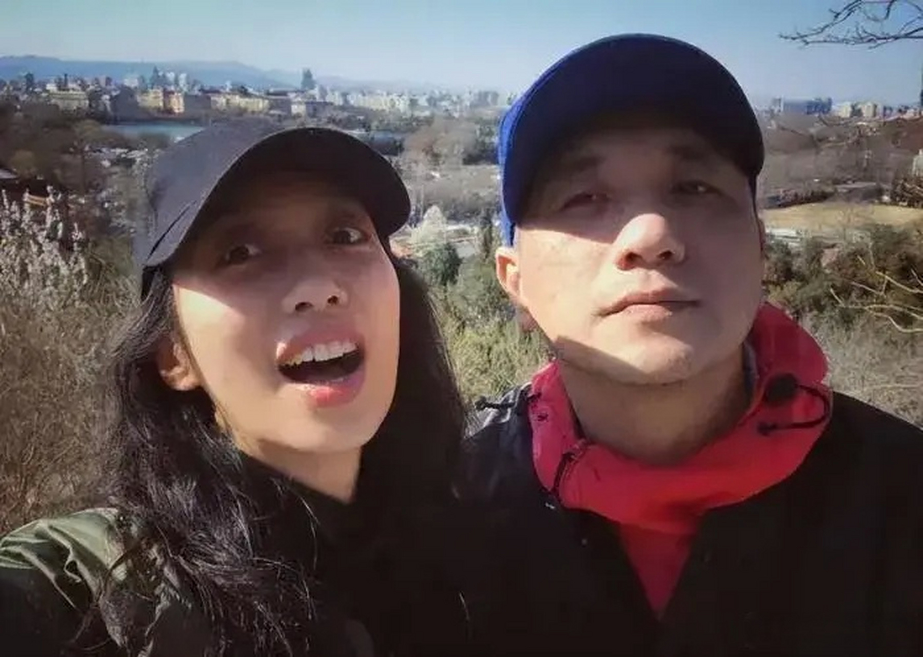 49岁的黄觉牵手23岁的张艺凡嬉戏打闹,玩得不亦乐乎!