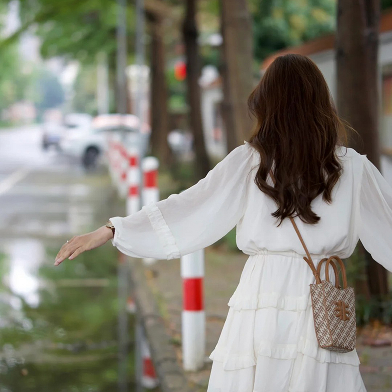 美女背影图真人外景图片