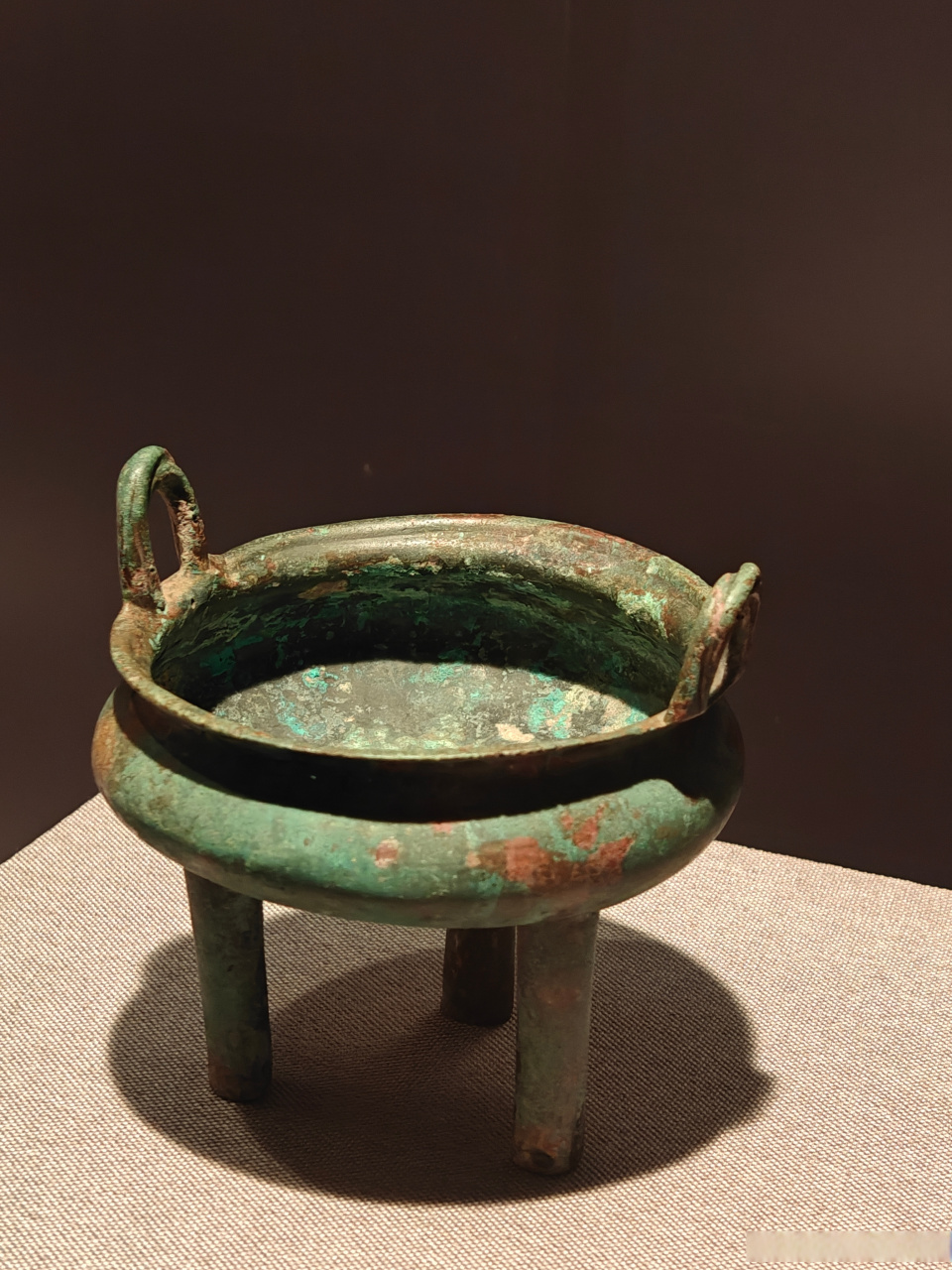 【霸业·文物赏析】  >> 西周 浅腹高柱足鼎,山西省绛县横水墓地3250