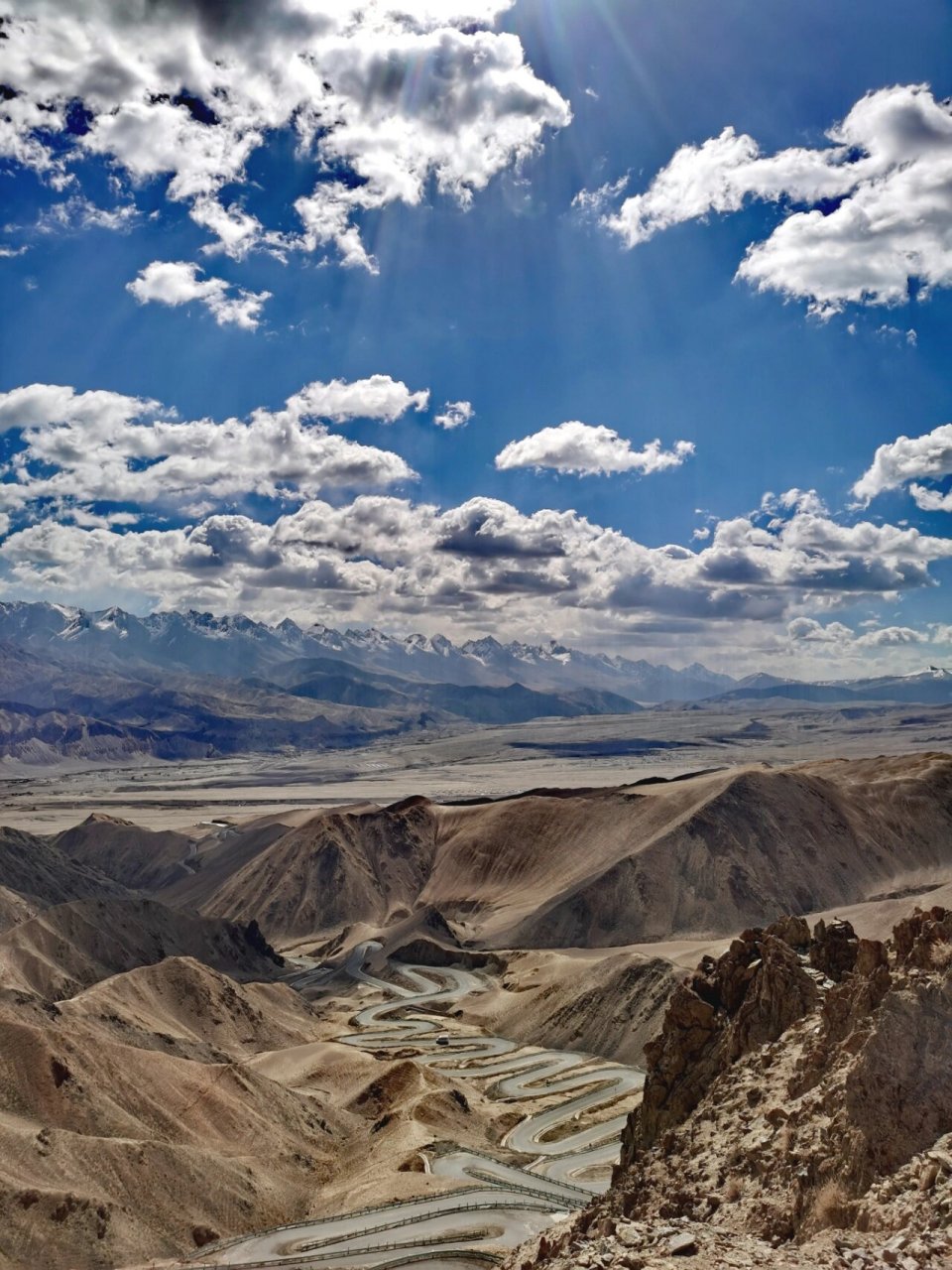 盘龙古道海拔大约在4200米,位于塔什库尔干县瓦恰乡境内,原是连接瓦恰