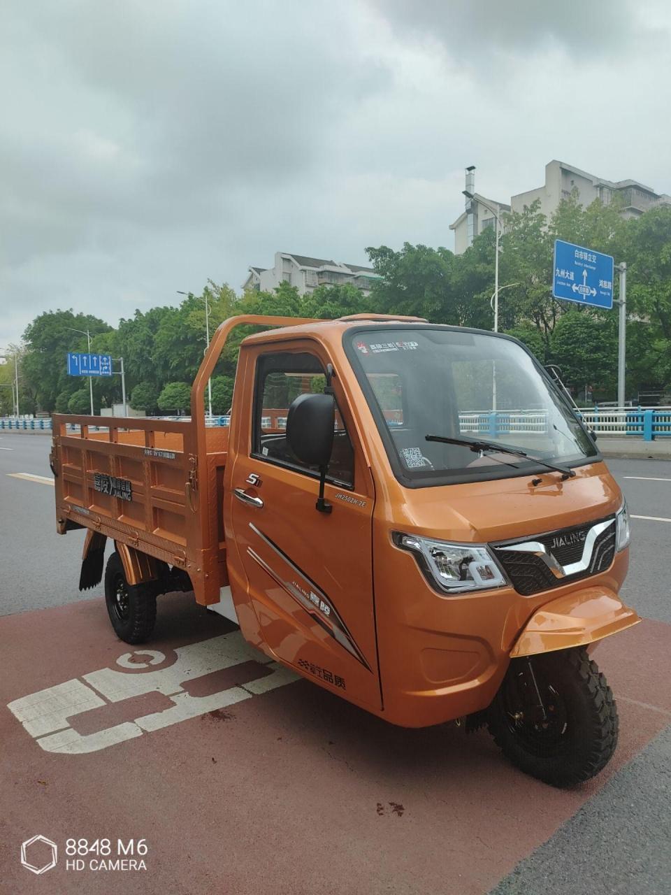 中国嘉陵三轮摩托车中轴6档发动机方向盘双顶缸液压翻斗车