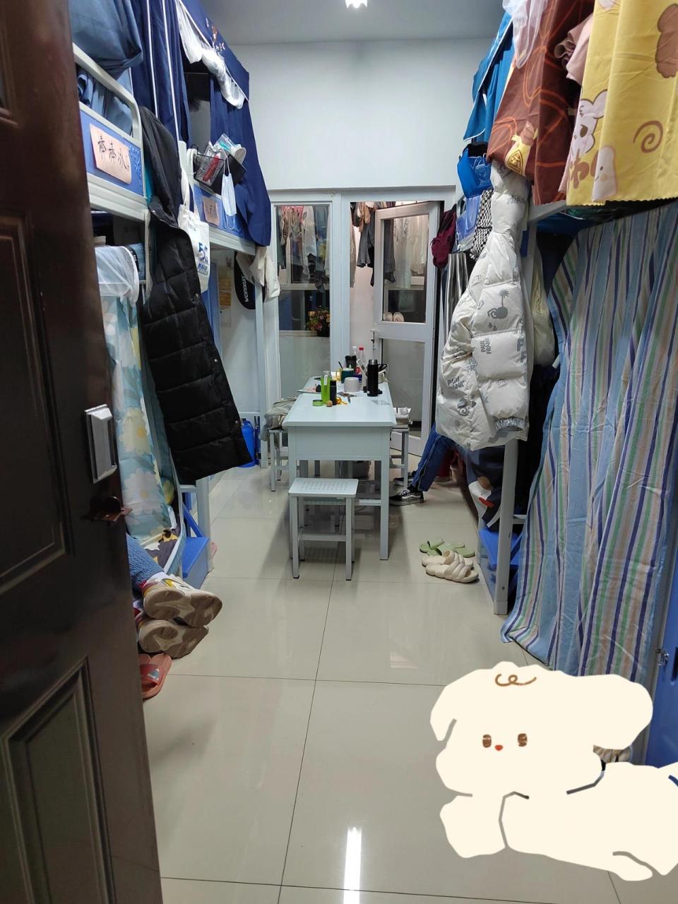 新疆师范大学 温泉校区宿舍环境: 6人间 第一张图是学校大部分宿舍的