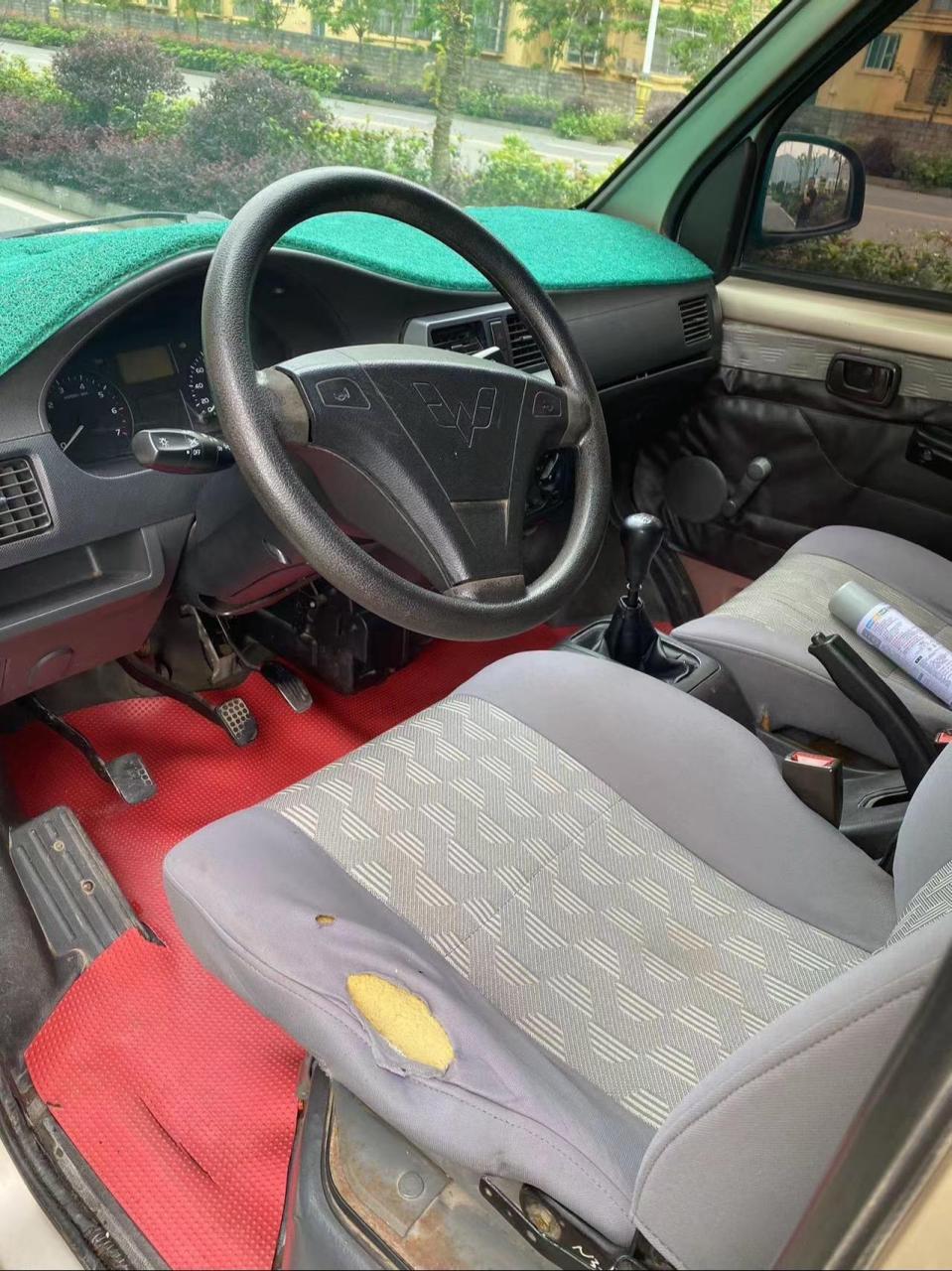 2012年上牌的五菱荣光八座,绝无大事故,该车性能一流,保险8月年检全新