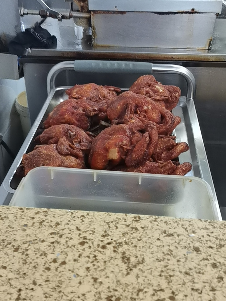 牡丹江九龙法式炸鸡 鸡腿一个十几块, 炸的酥脆超乎好吃 配上红糖枣