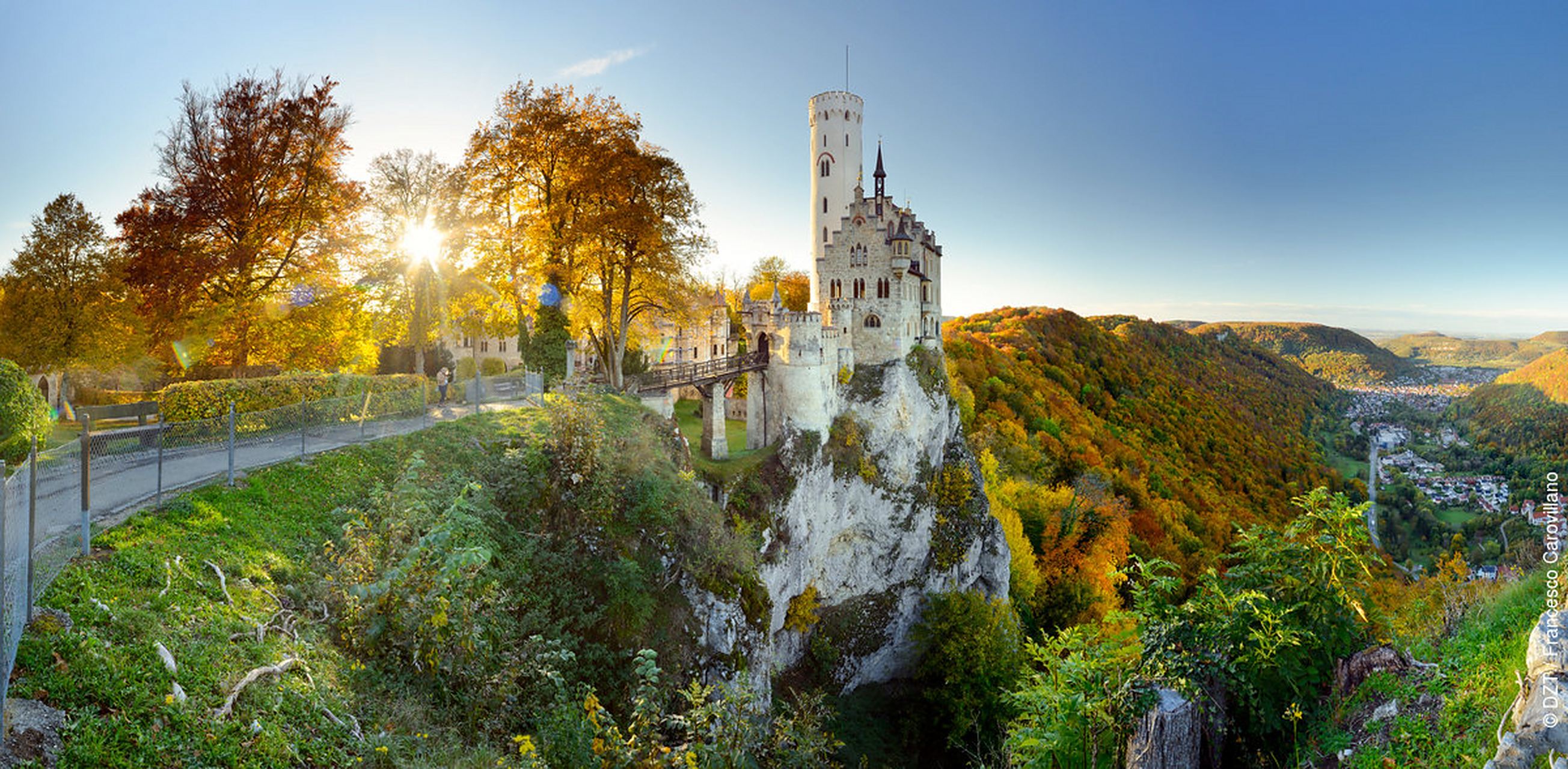 这座哥特式风格的利希滕斯坦城堡(schloss lichtenstein)坐落在美丽的