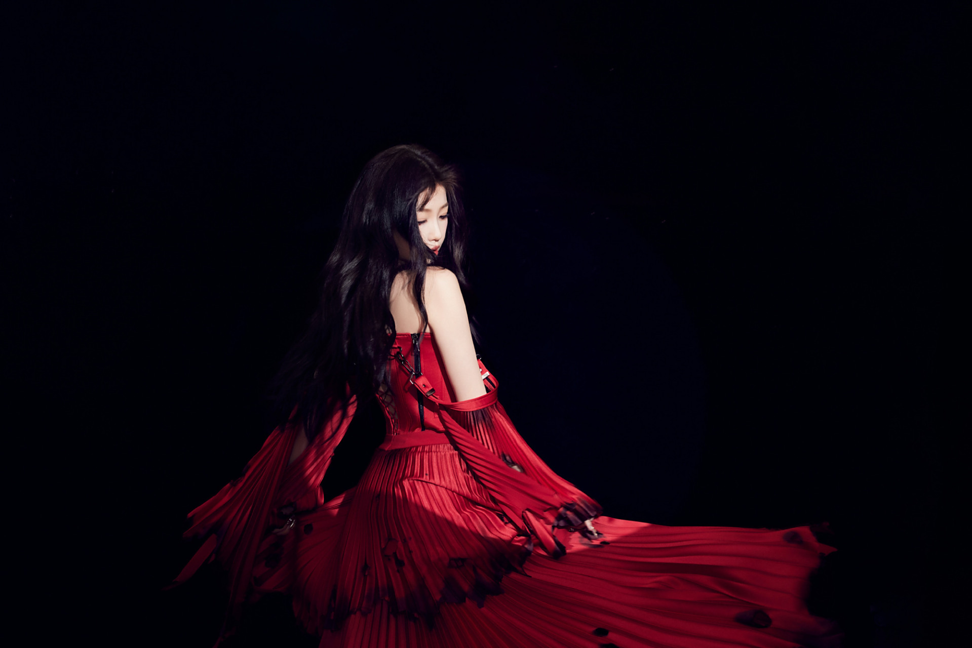 虞书欣gwalla烈焰燃边红裙,热烈迷人