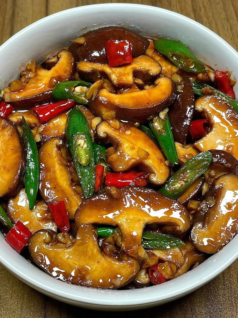 做法: 1,油热炒香蒜末,小米辣,再倒入香菇炒软	,加一勺生抽,一勺蛴屯