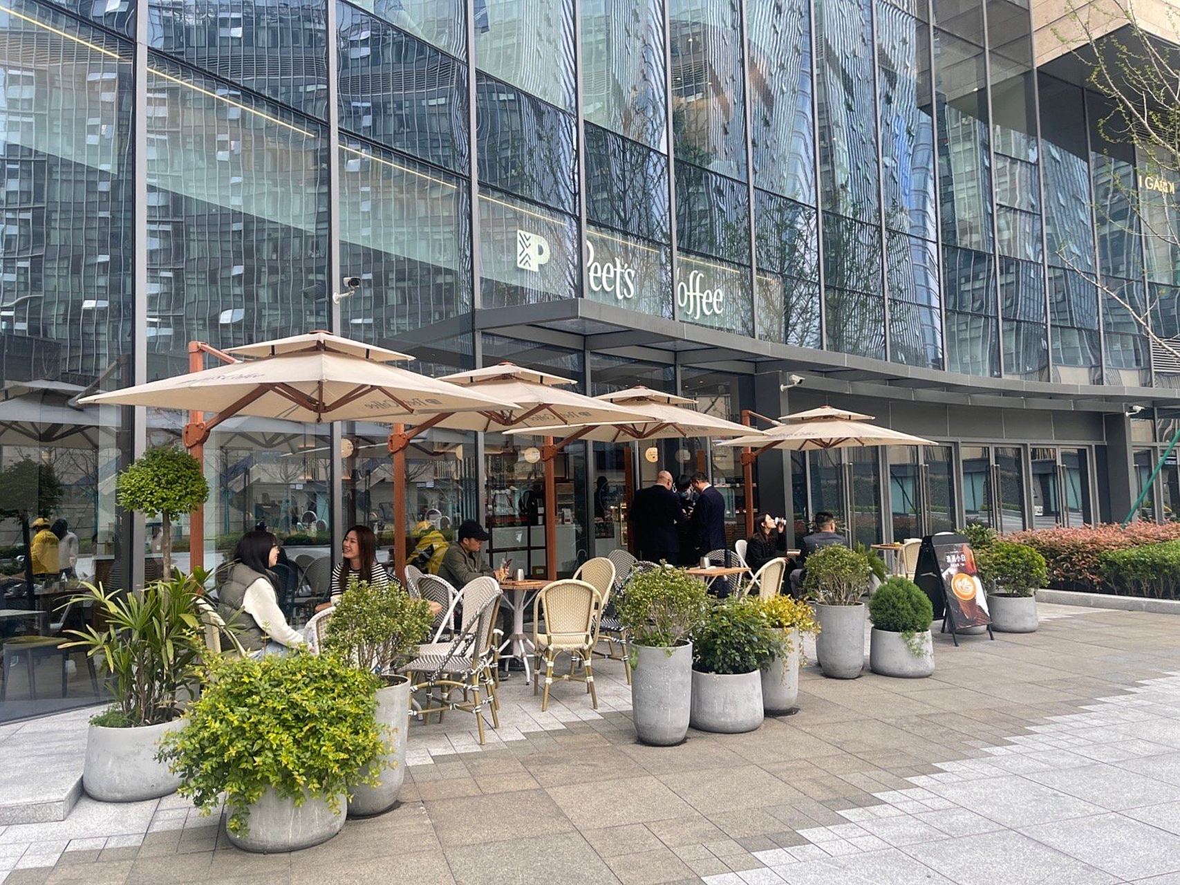 【新增三处 滨江商业外摆继续"扩圈"】近日,杭州市城市管理行政执法局