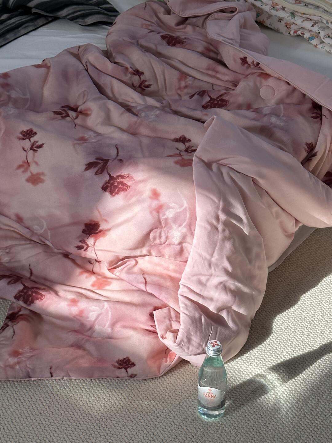 干枯玫瑰做出来的棉绸被子,真的好美呀!