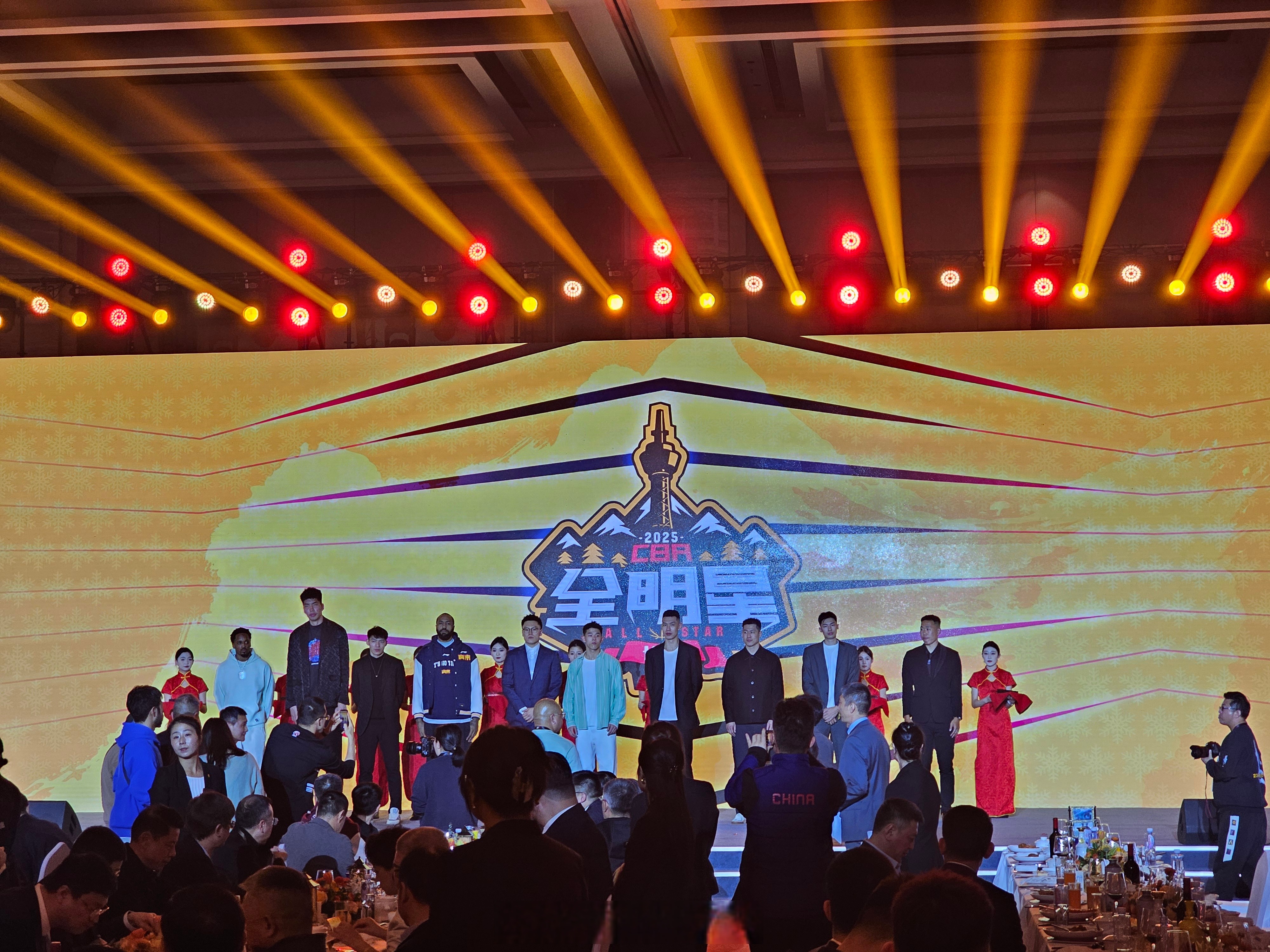 晚宴上的仪式,很多队员都是精心打扮,姚明现身颁奖