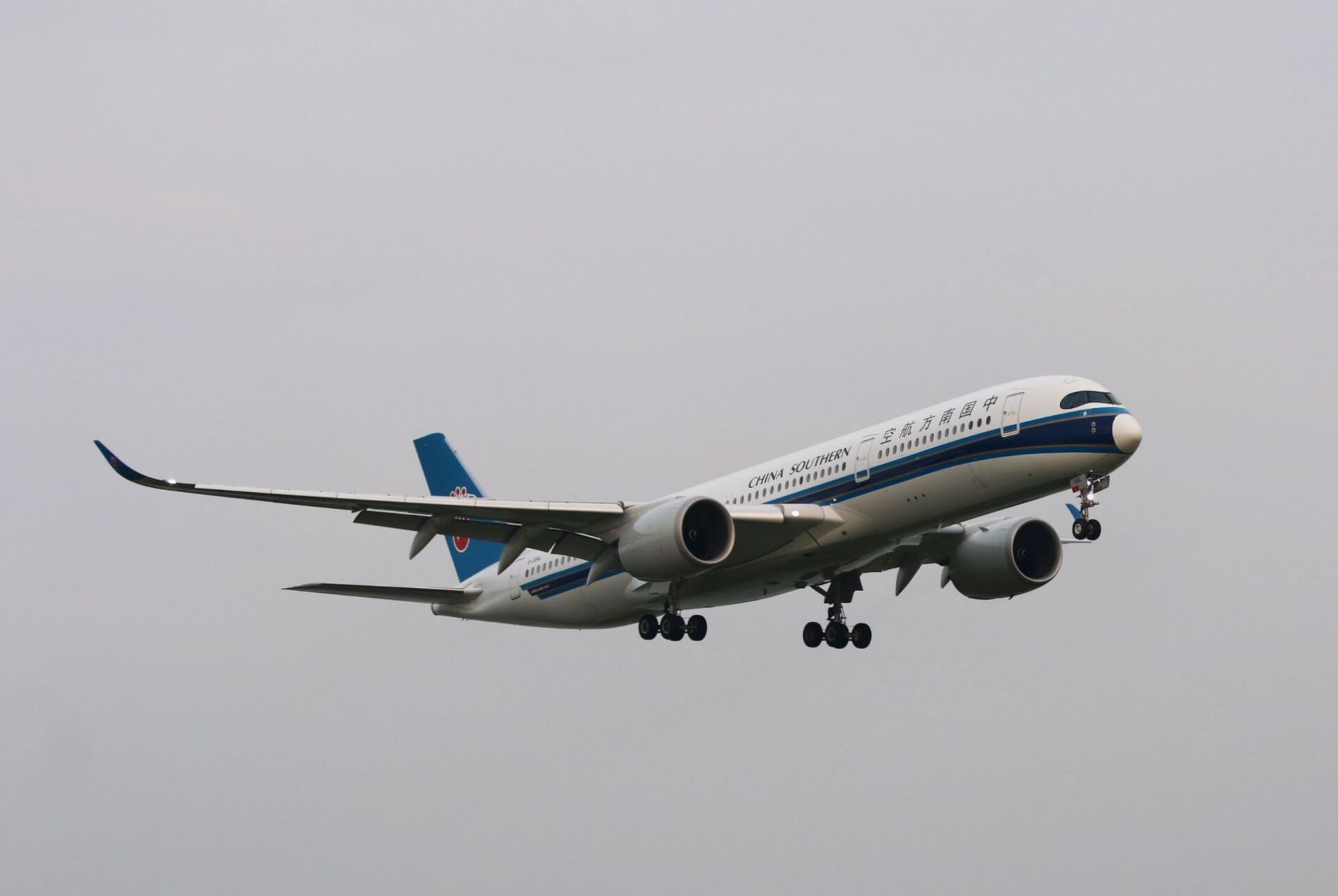 武汉天河机场迎来a359机型 南方航空a350