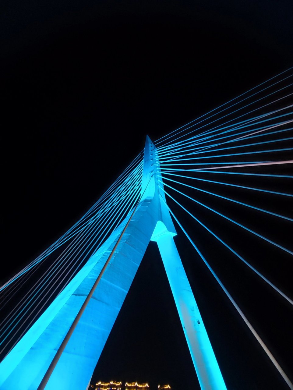 骑行日记98绵阳涪江一号桥夜景 道路宽阔,晚上灯光特别漂亮,很多摩