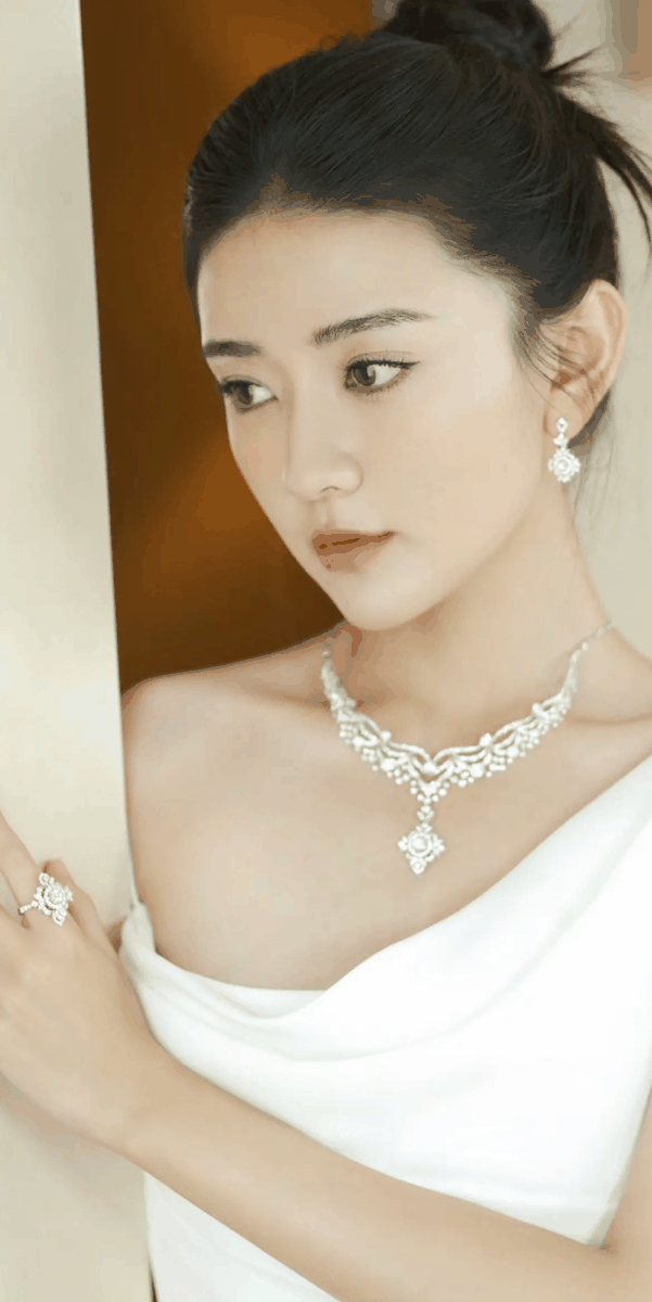 她毕业于中央戏剧学院表演系,是中国内地的女演员和歌手,同时也是华策