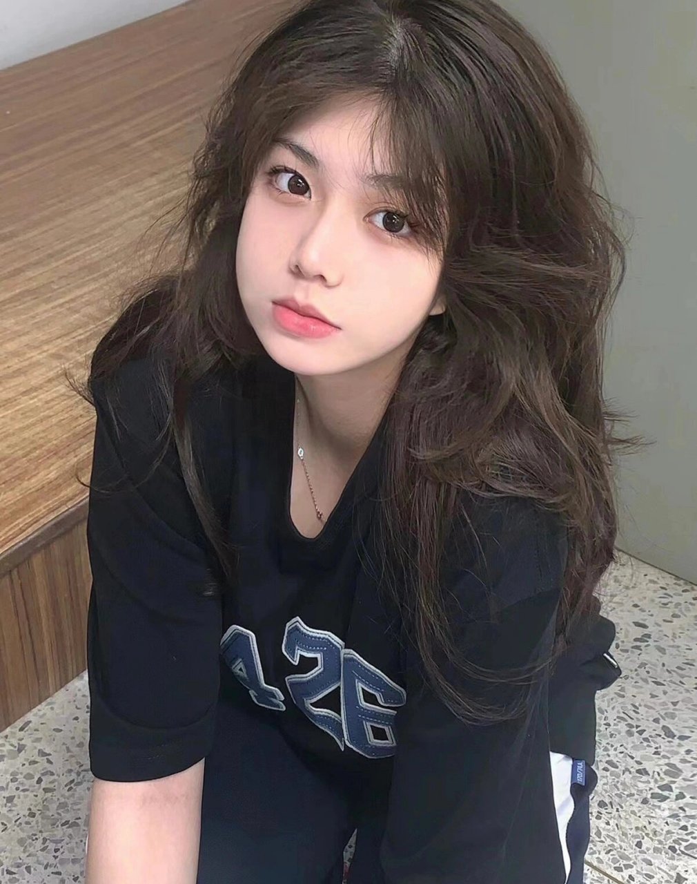 阳光下超级好看的黑茶色 原本学校是不让染头发的,但是这一次我染的是