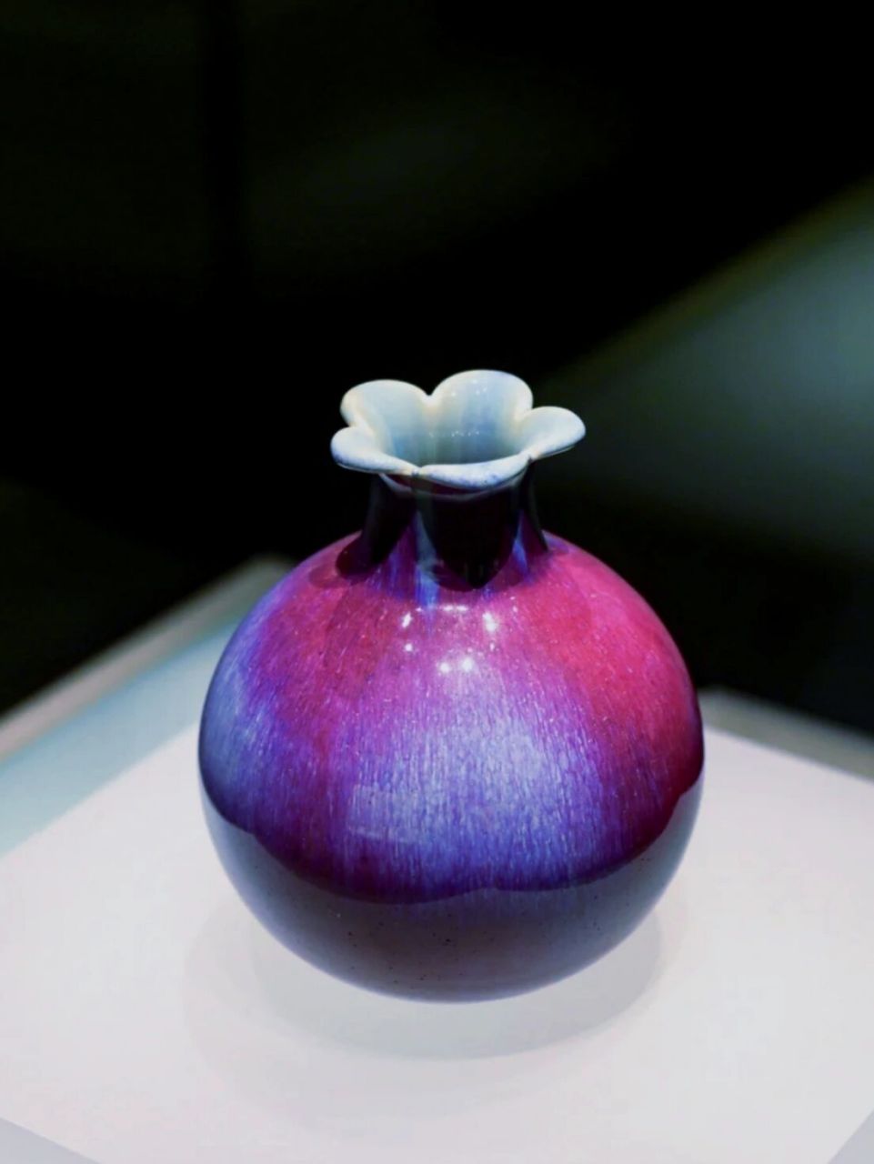 无与伦比的惊艳 此件瓷器为雍正时期的窑变釉石榴尊,收藏于辽宁省博物