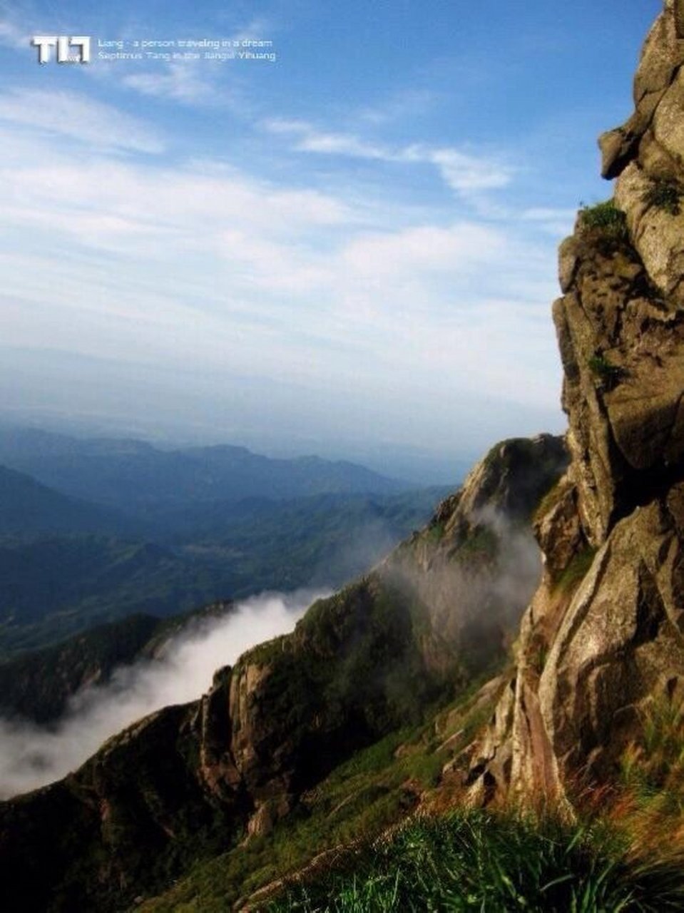 7.17-18 	 军峰山是我们抚州地区第一高峰,因为未开发的山,风景秀丽.