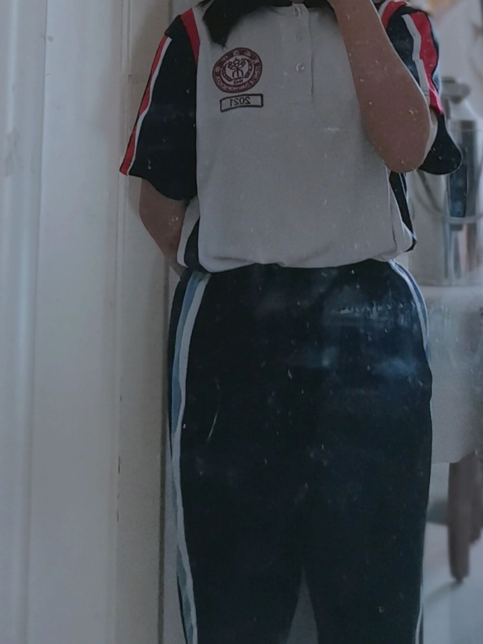 校服是塞在裤子里好还是拿出来好 校服是塞在裤子里好还是拿出来好