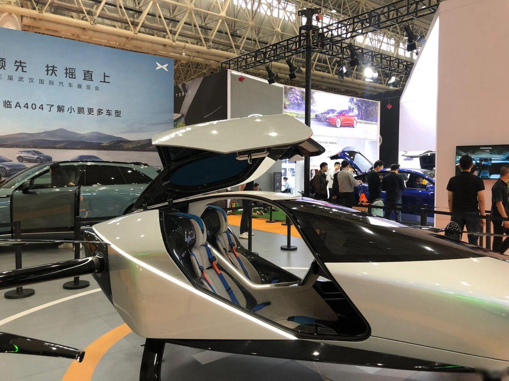 小鹏汇天陆地飞行器,还是很惊艳的,做低空出行的探索者,这是解决有钱