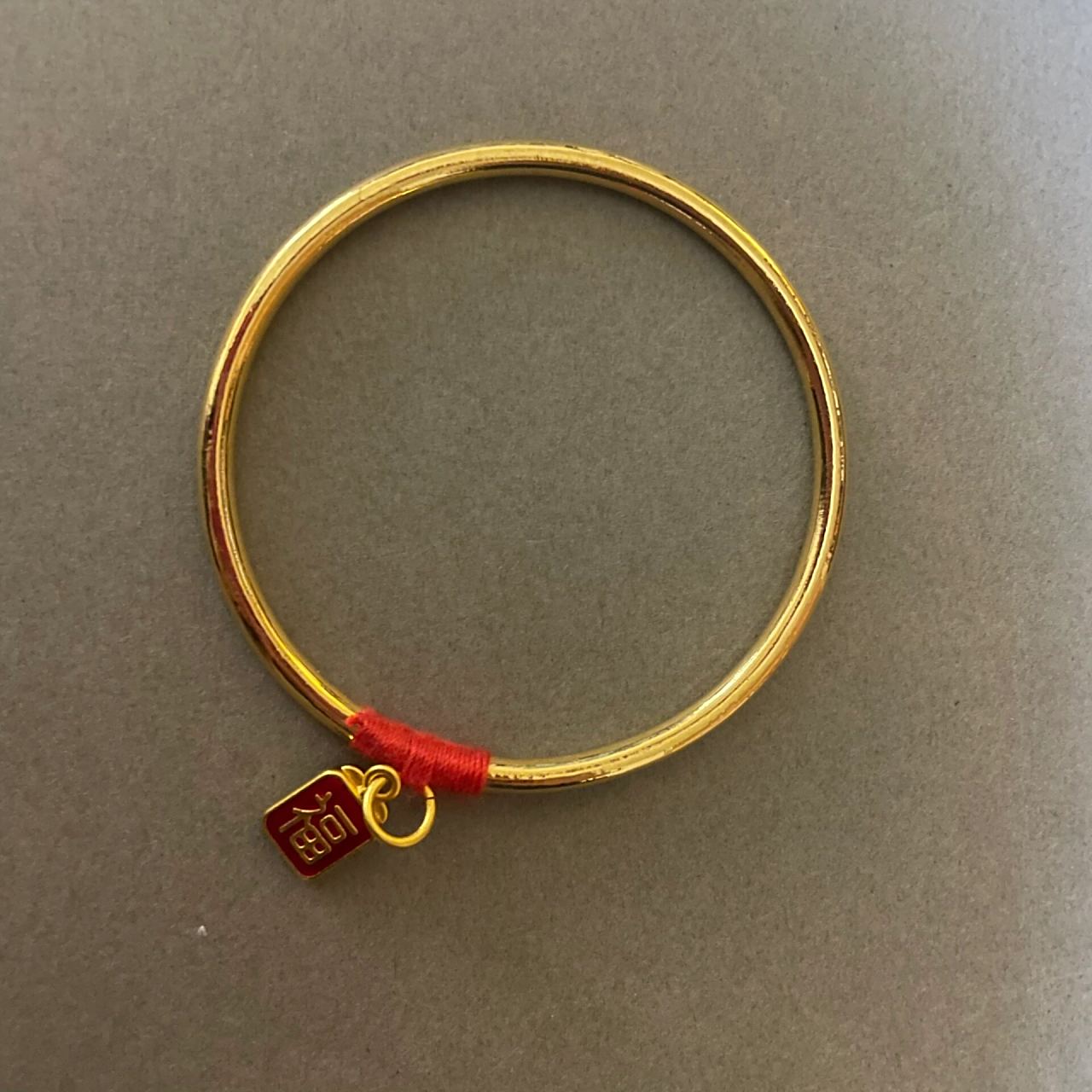 金手镯缠红绳 细圈还可以缠一点点小红绳,比较别致,缠多了像哪吒戴