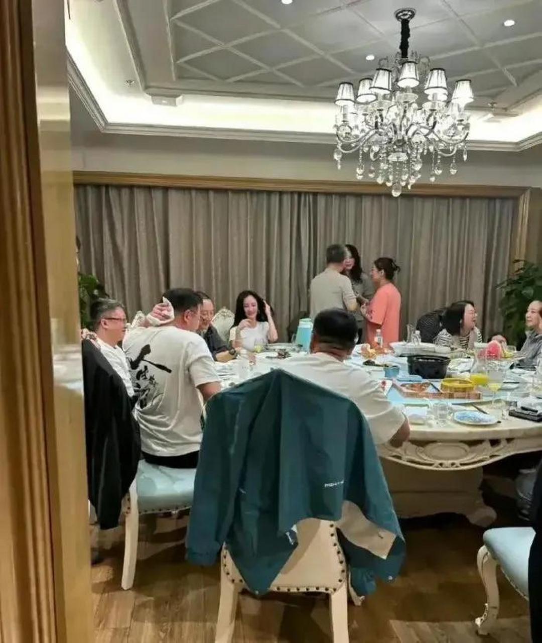 "杨幂聚餐照片"引起关注!