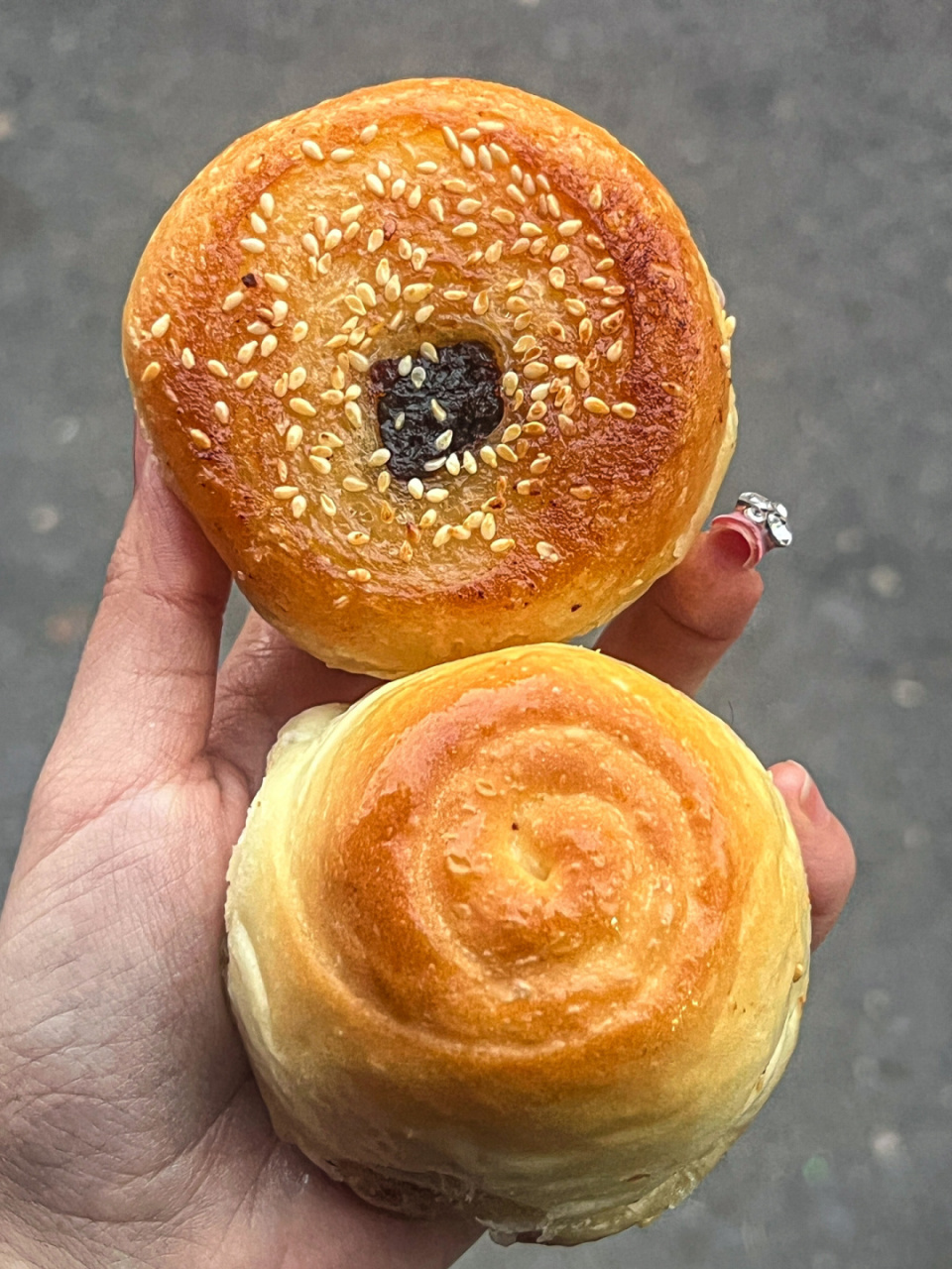 在吉祥村碰到了蜂蜜脆皮小馒头… 住在周围的爷爷奶奶路过都会买上一