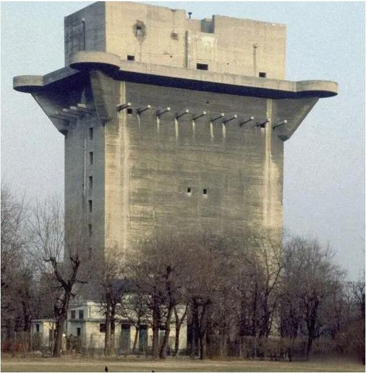 这是二战时德国建造的防空堡垒,令盟军吃尽苦头,只能绕着走