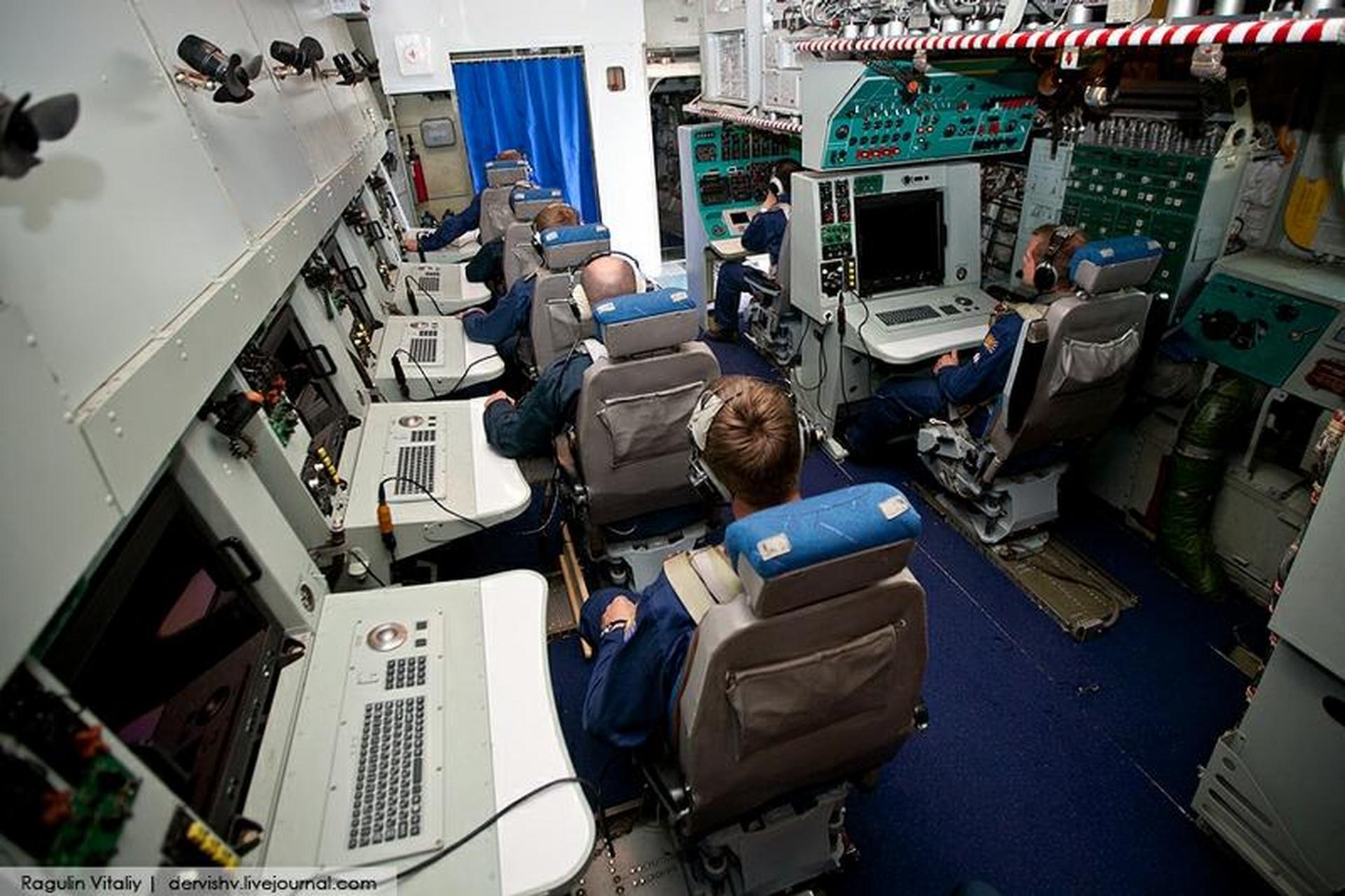 引导员都是中年秃顶大叔,而我军空警2000预警机的内部布置比a50要先进