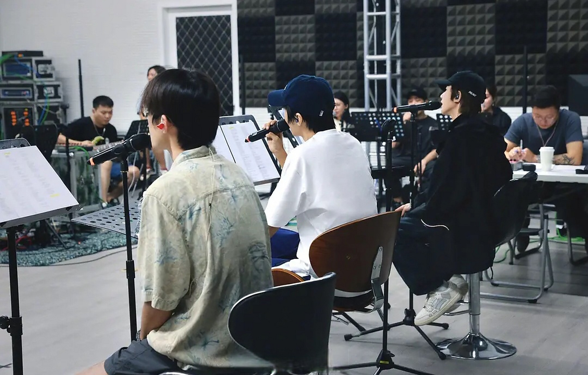 tfboys三年来唯一的合照来了,虽然是背影,但是应该确定会有合体舞台了