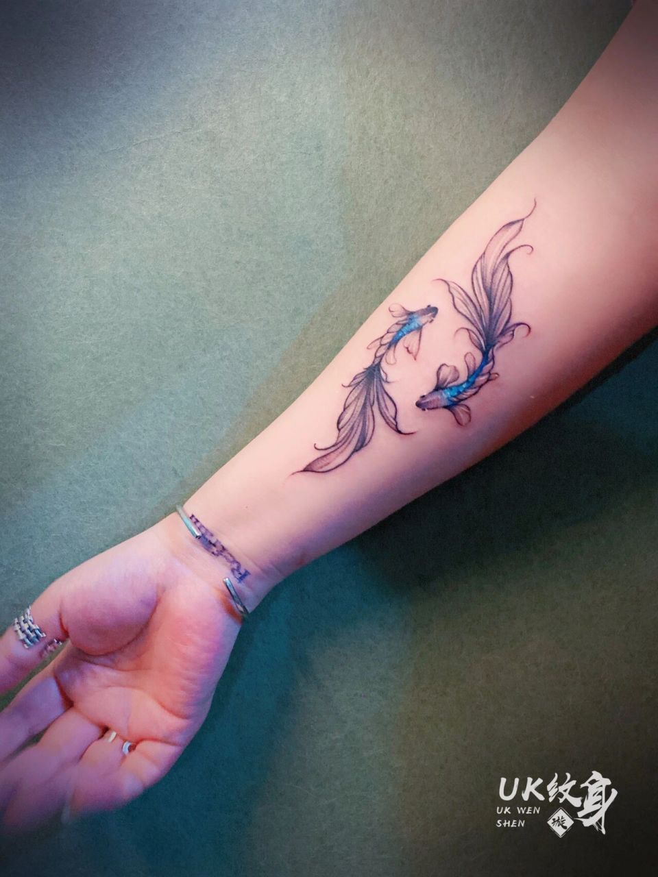 小臂纹身/锦鲤纹身/水彩纹身 锦鲤/小臂 风行过万里,月沉没海底,我