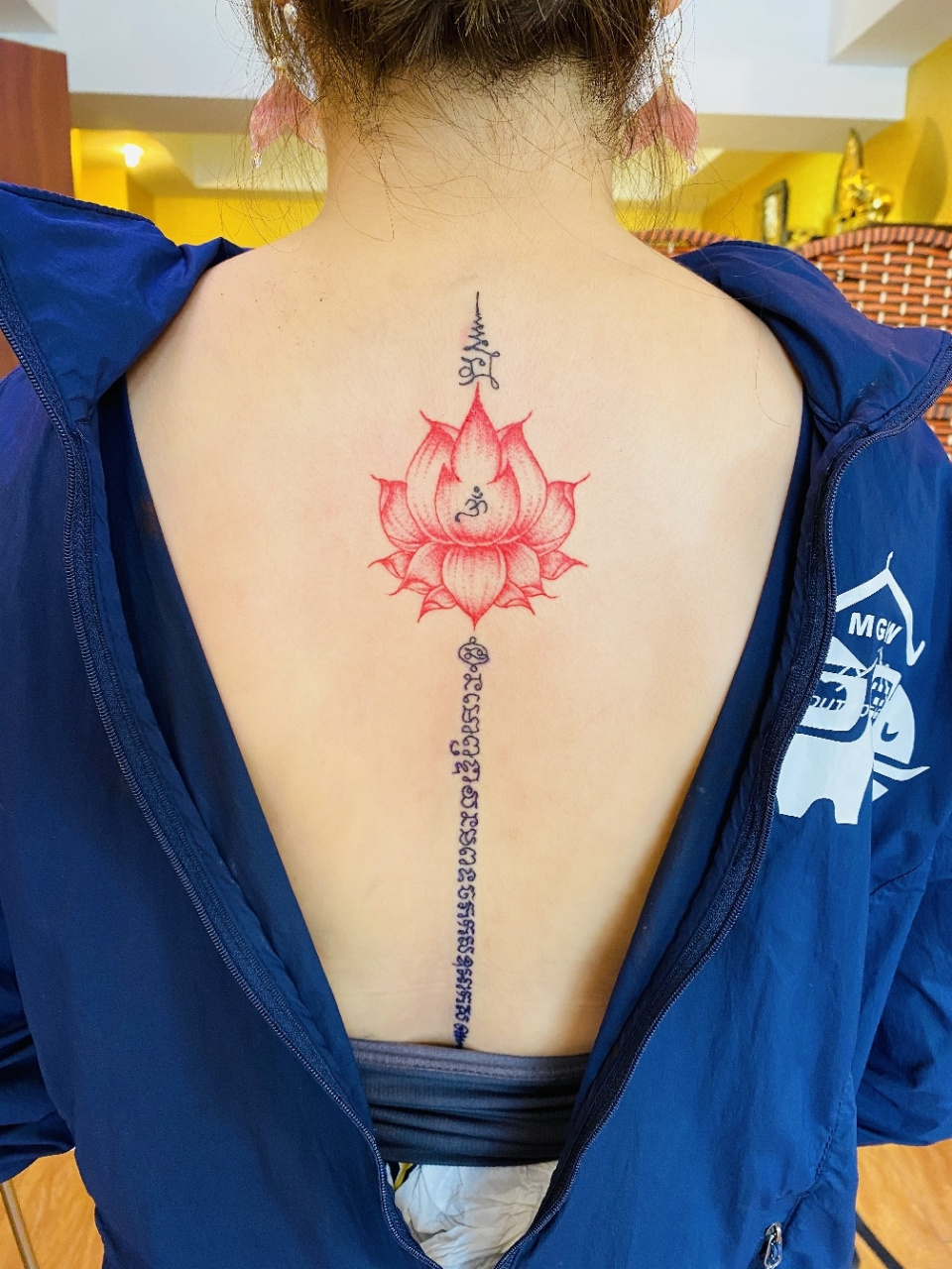 泰国纹身 🌟招财莲花一条经文,佛法把莲花放在最崇高的位置;圣洁之