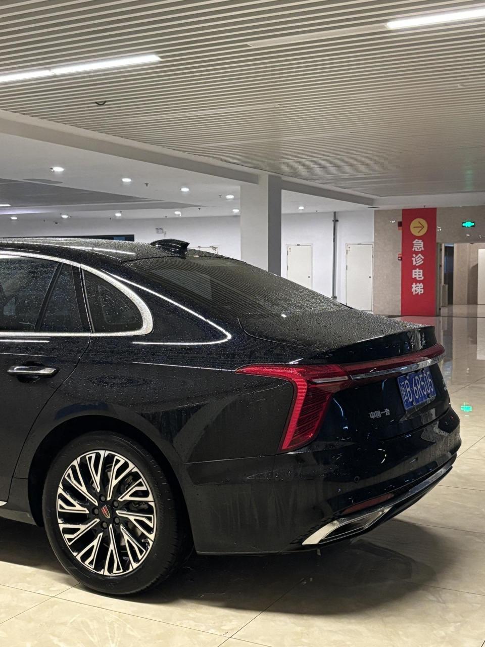 毋庸置疑 黑色最帅 红旗h5