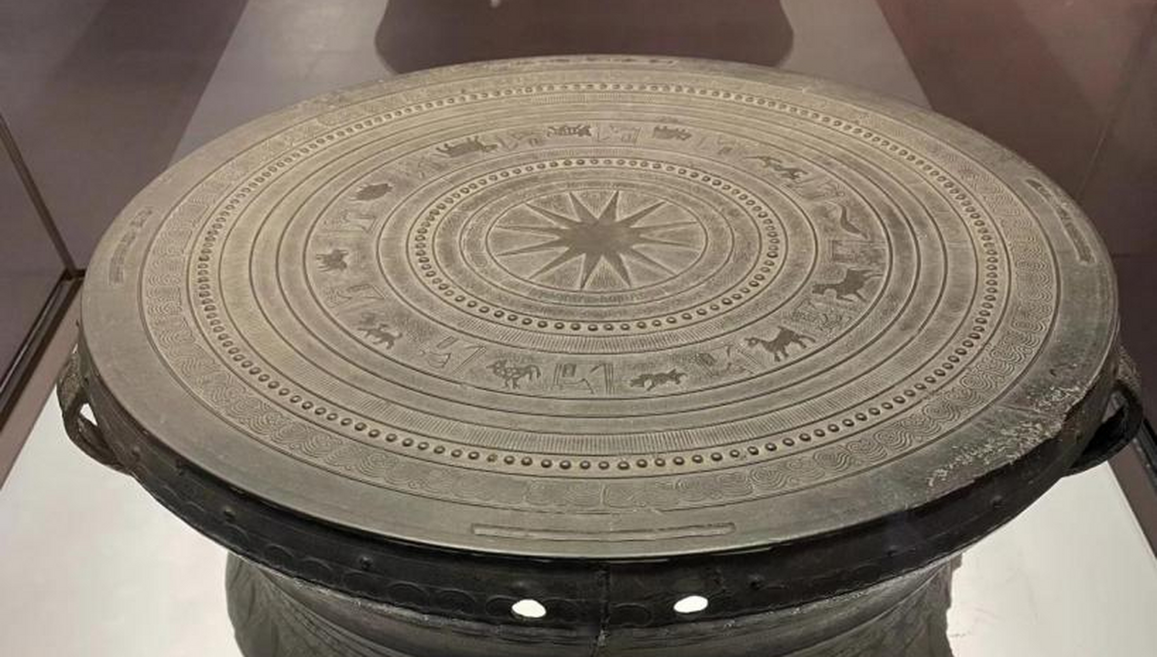 民族文化# 【壮族铜鼓:稻作文化的印记】铜鼓作为壮族文化的代毙栽