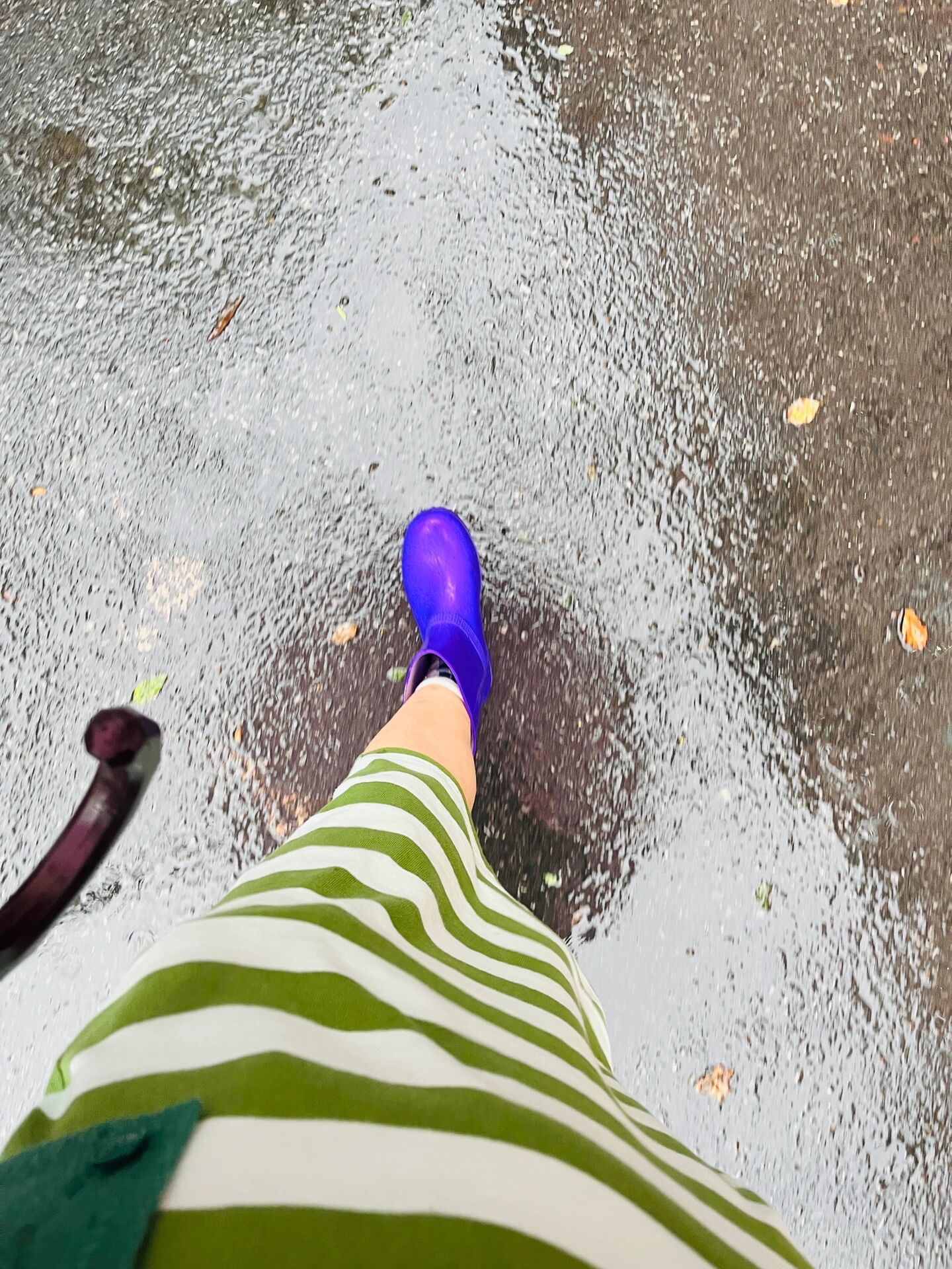 下雨天74穿上雨靴来踩水呀