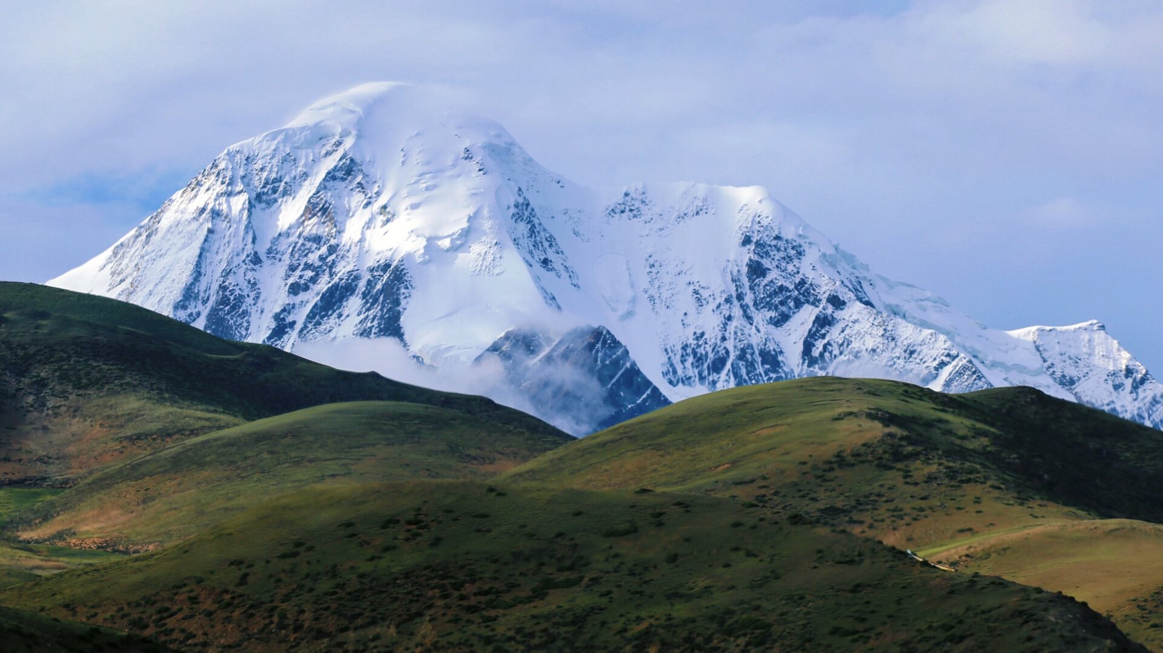 琼穆岗日雪山图片