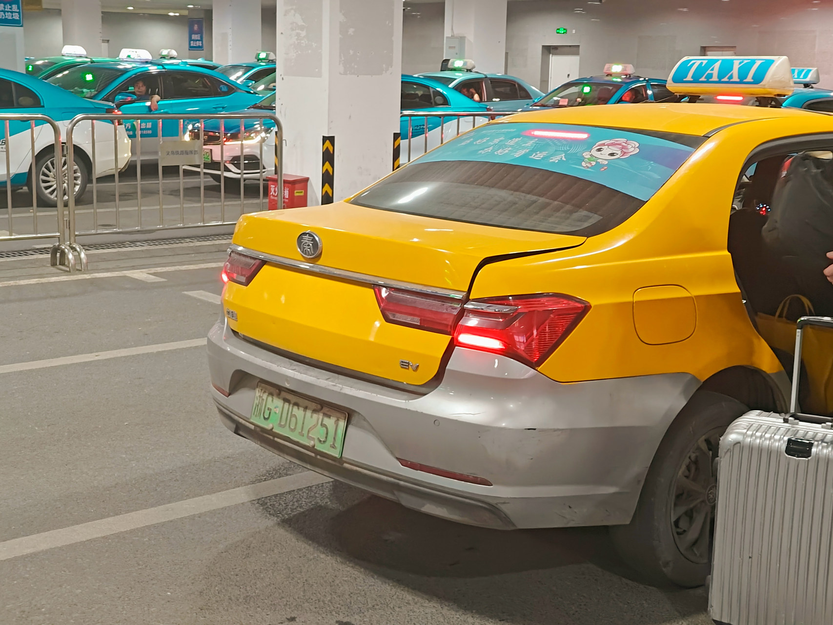 一眼望过去,一排的出租车全是比亚迪的[笑哭]