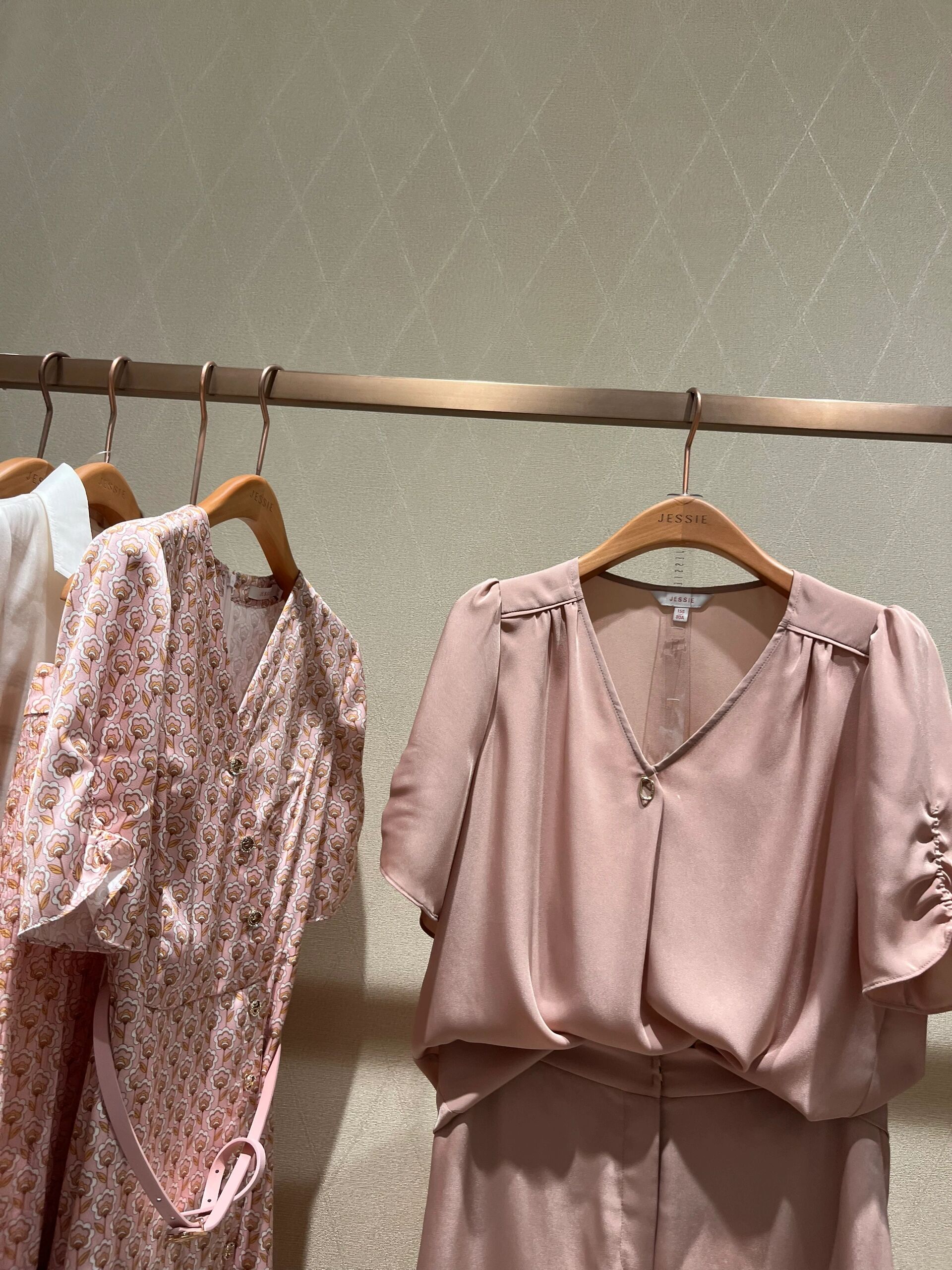 杰西是中国品牌,它属于深圳杰西旗下,英文名是jessie,在1999年成立