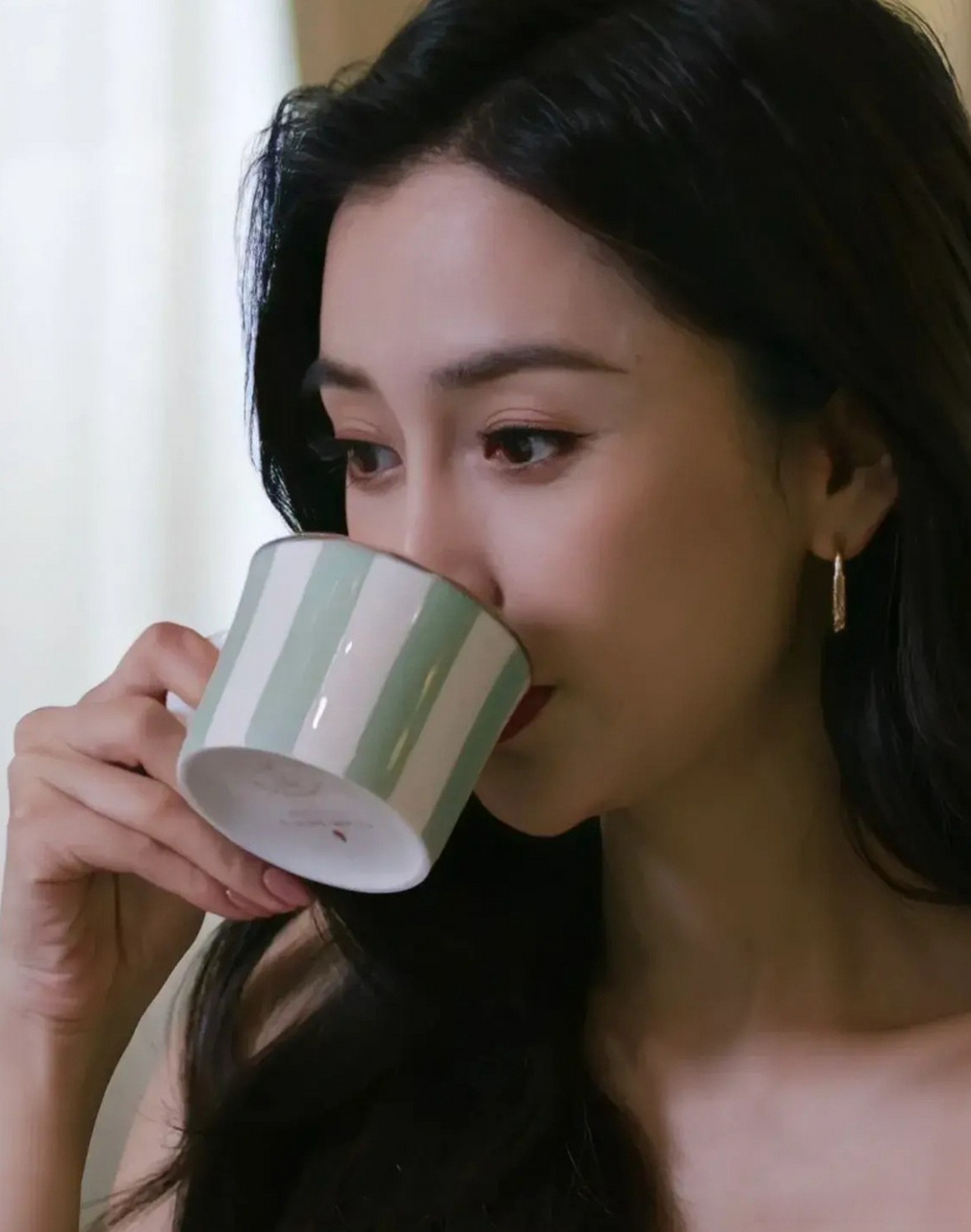 angelababy这么大的眼睛还需要贴双眼皮?真奇葩