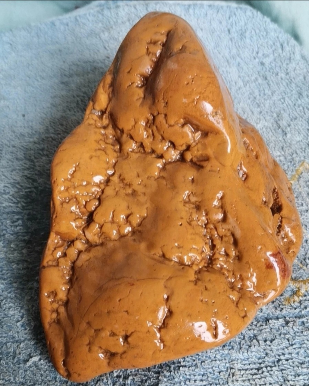 黄蜡石 黄蜡石又名龙王玉,因石表层内蜡状质感而得名.