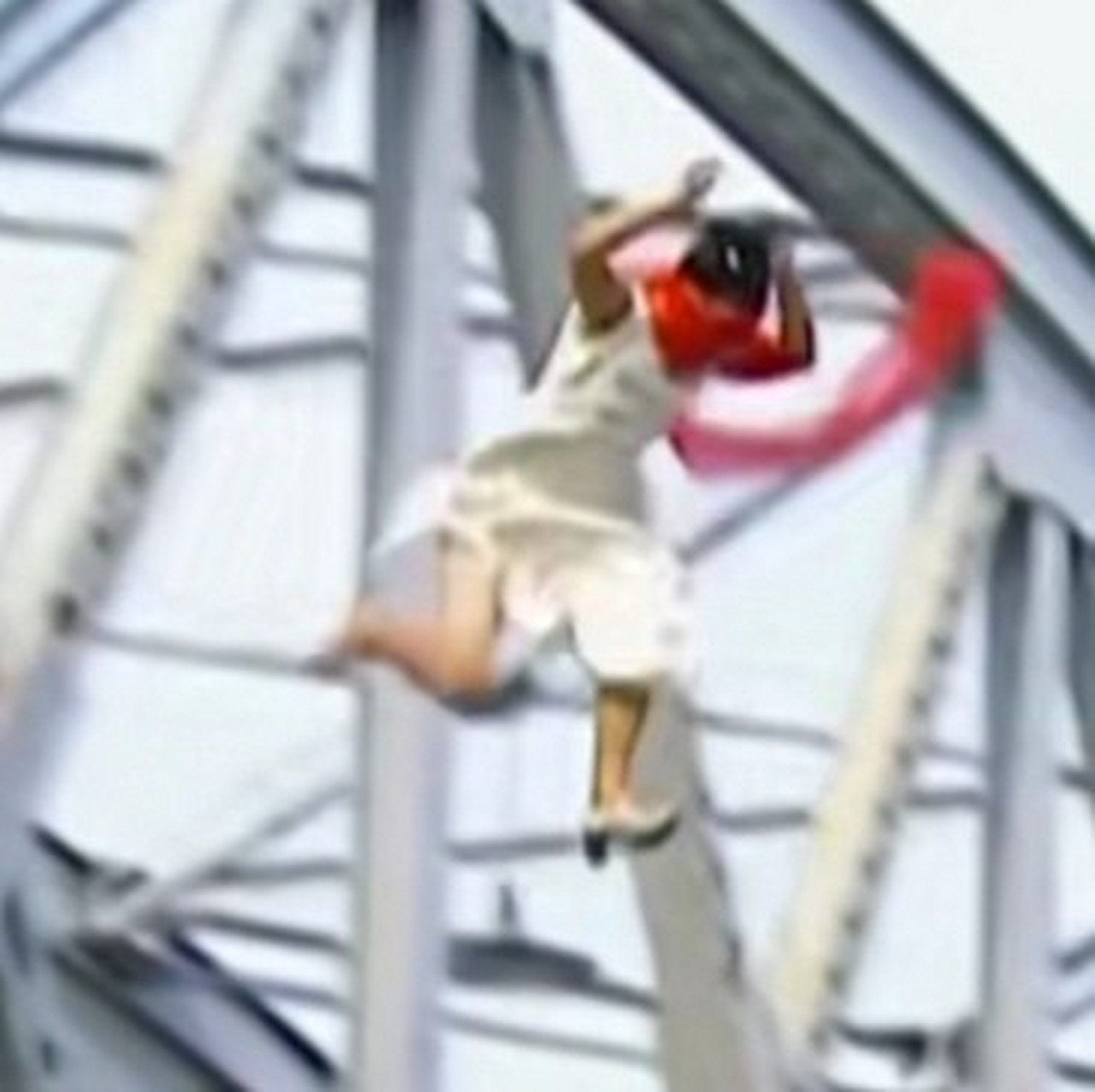 重温了情深深雨蒙蒙看到依萍跳河 不小心暂停了一下 这优美的身姿和飘