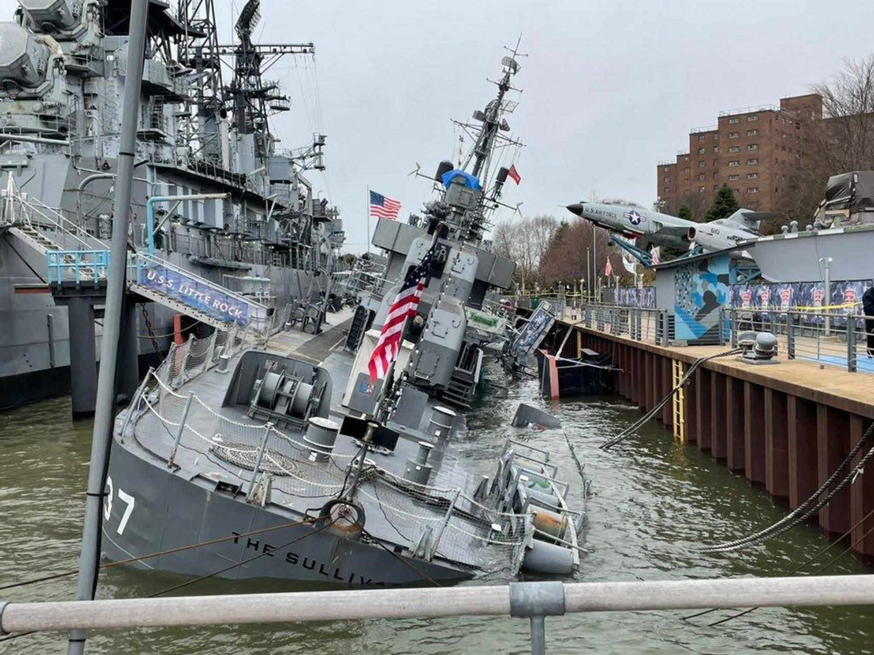 仗義,眼見著俄羅斯光榮號巡洋艦遭受重創,同為文物的美國海軍退役驅逐