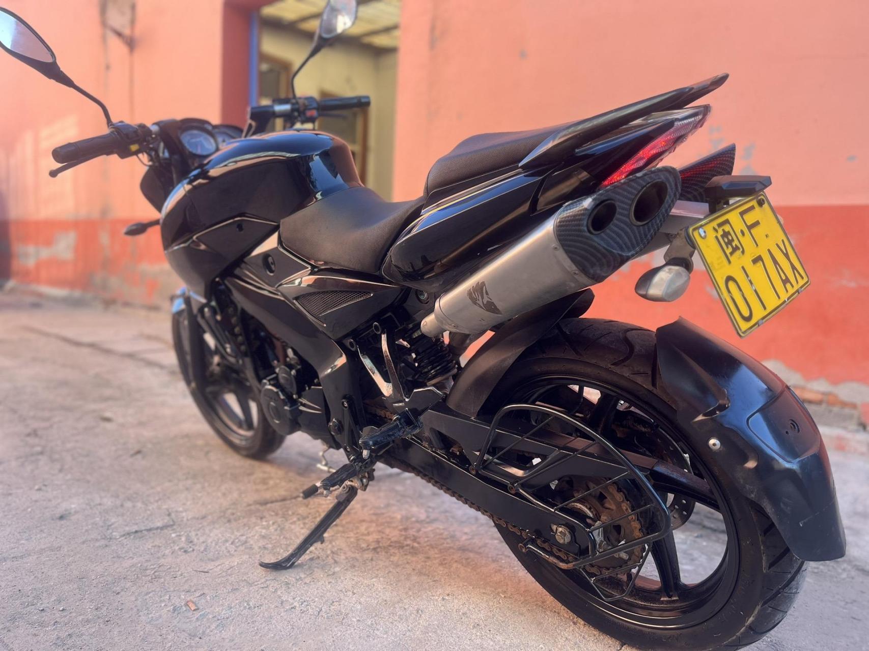 最新到货宝雕款大黄蜂250,牌证齐全必须过户!